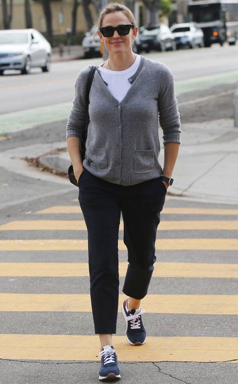 Jennifer Garner Casual Style, Jennifer Garner Street Style, Jennifer Garner Style, Weekend Outfit Ideas, Casual Weekend Style, Old Celebrities, Summer Palette, 90s Inspired Outfits, Party Pics