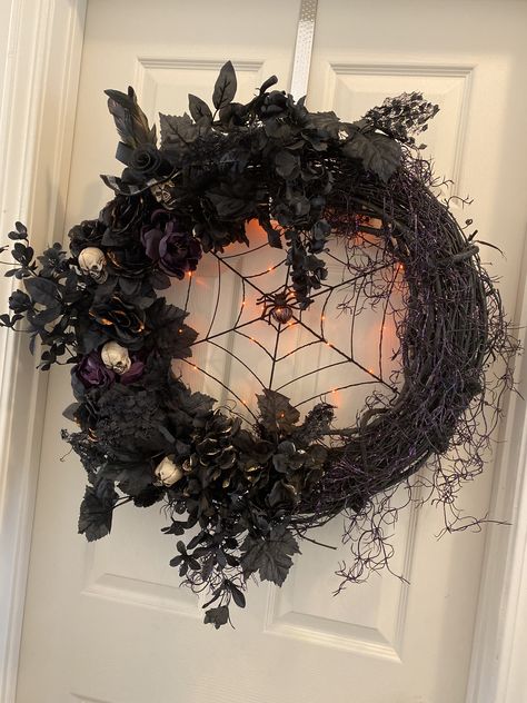 Goth Wreaths For Front Door, Glam Halloween Wreath, Gothic Door Wreath, Gothic Halloween Wreath, Black Wreath Christmas, Spooky Christmas Wreath, Goth Wreath Ideas, Gothic Front Door Decor, Black Halloween Wreaths For Front Door