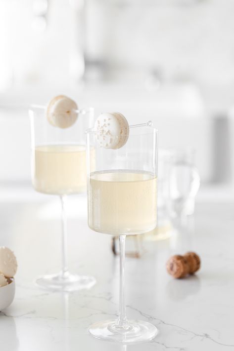 Almond Champagne Cocktail, Macaron Cocktail, Vanilla Cocktails, Champagne Garnish, Vanilla Drink, Sparkle Drinks, Vanilla Cocktail, Almond Syrup, Cocktail Vodka