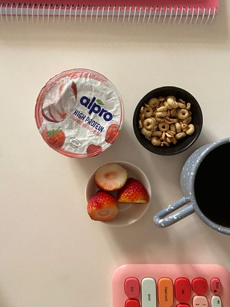 Alpro Yogurt, Healthy Lunch Snacks, Pink Food, Good Eat, Breakfast Snacks, Lunch Snacks, Low Calorie Recipes, I Love Food, Cute Food