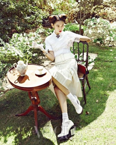 Vogue Korea- Blooming memories. Traditional English 'tea and scone' location setup. Works well with the outfit. Fashion Photoshoot Editorial, Tea Setting, Rodney Smith, Vogue Editorial, Party Photoshoot, Gary Cooper, Super Party, Tea Party Garden, Vogue Korea