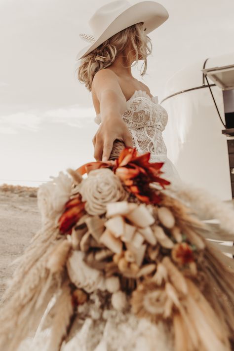 White Horse Wedding Photos, Western Speakeasy, Western Wedding Hair, Taylor Rousseau, Photo Camper, Horse Wedding Photos, Macrame Wedding Dress, Bridal Styled Shoot, Western Photoshoot