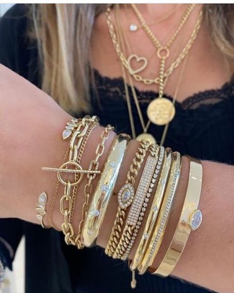 Chunky Bracelet Stack, Wrist Jewelry, Luxe Jewelry, Jewelry Accessories Ideas, Dope Jewelry, Jewelry Fashion Trends, Jewelry Essentials, Classy Jewelry, Stacked Jewelry