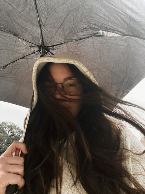 Black umbrella, rainy days Umbrella Aesthetic Rainy Days, Umbrella Selfie, Rainy Day Selfie, Rainy Day Aesthetic, Hippie Aesthetic, Black Umbrella, Inspo Pics, Rainy Days, Rainy Day