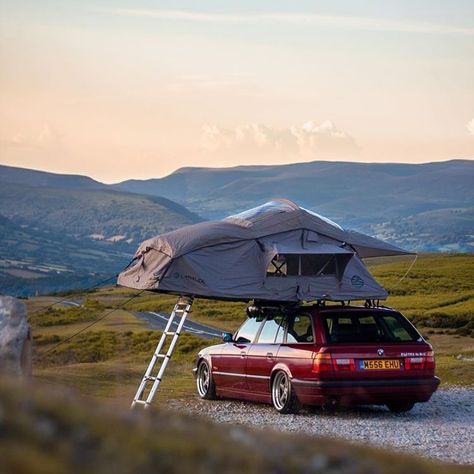 E34 Touring Br on Instagram: “This photo is amazing 😍😍😍 Great shot!!!!! Great View 👏🏼👏🏼👏🏼 Thanks for tagging us @charlie__evans  📸Shot by @latitude_tents   #e34touringbr…” Car Top Tent, Old Bmw, Never Die, Blow Up Beds, Bmw Touring, Auto Camping, Classic Bmw, Bmw E34, Car Tent