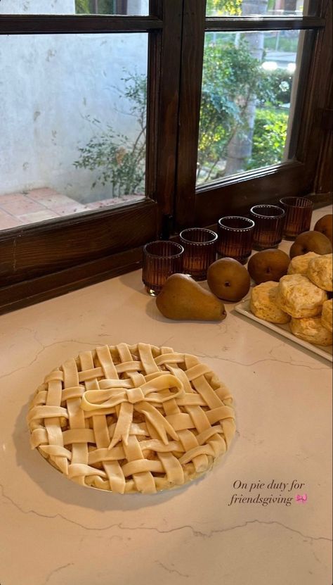 Apple Pie Recipe Aesthetic, Apple Baking Aesthetic, Apple Pie Fall Aesthetic, Pie Art Ideas, Making Pie Aesthetic, Pie Top Designs Easy, Creative Apple Pie, Fall Dessert Aesthetic, Cozy Family Aesthetic