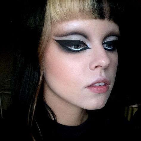 Shaved Eyebrows, Goth Eyebrows, Shave Eyebrows, Punk Makeup, Alt Makeup, Aria Montgomery, Alternative Makeup, Emo Makeup, Edgy Makeup