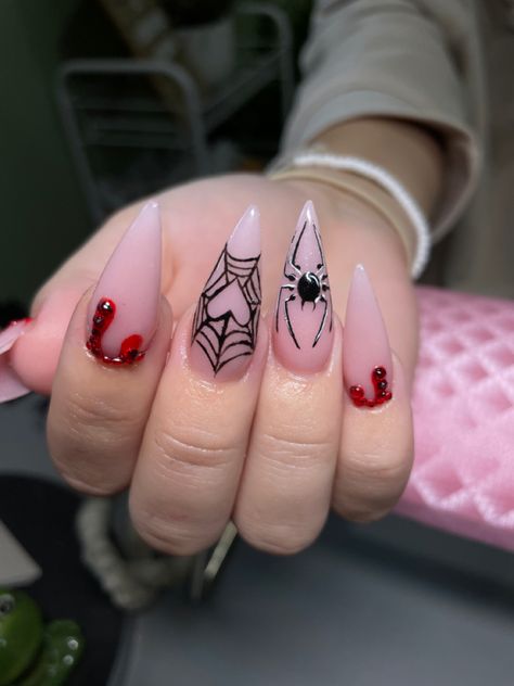 Spider Nails With Gems, Halloween Nails Gems, Spider Gem Nails, Spiderpunk Nails, Spider Punk Nails, Halloween Nails With Gems, Uñas Halloween Aesthetic, Spider Nail Designs, Fall Transition Nail Colors