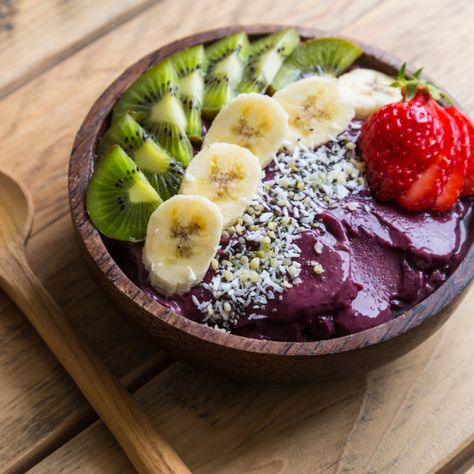 Looking for a healthy, feel-good recipe that you whole family will love? This tropical acai bowl by the Byrd Family will have everyone asking for more! Wooden Bowl And Spoon, Heart Healthy Recipes Easy, Acai Bowl Recipe, Vegetable Smoothie, Acai Bowls Recipe, Anti Oxidant Foods, Acai Smoothie Bowl, Most Nutritious Foods, Smoothie Bowl Recipe