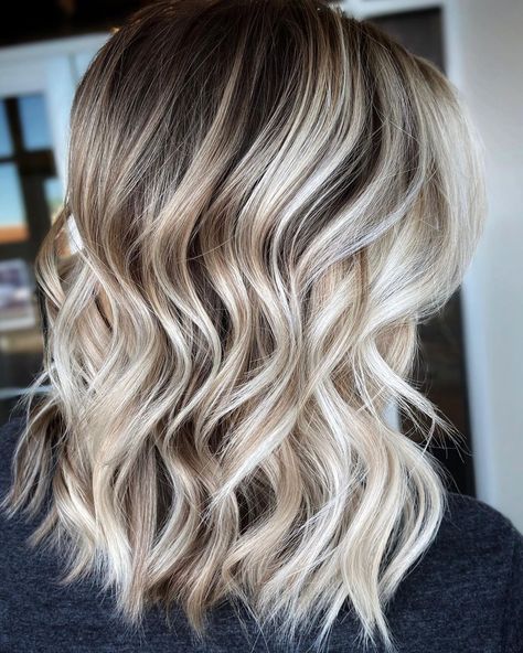 Fall Hair Colors For Blondes Dark Roots, Root Melt Vs Root Smudge, Blonde Root Stretch, Multi Dimensional Blonde, Dimensional Blonde With Money Piece, Dimensional Hair, Dimensional Hair Color, Baylage Hair, Goldie Locks