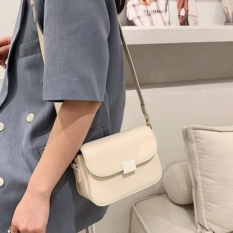 White Sling Bag Outfit, Tas Korea Style Selempang, Trendy Sling Bags, White Sling Bag, Sling Bag Outfit, Korean Bags, Cute Hand Bags, My Style Bags, Purse Collection