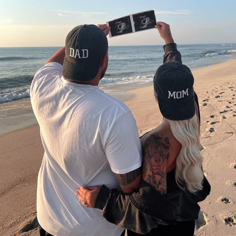 Mom And Dad Baby Announcement, Cruise Baby Announcement, Baby Announcement Beach Pictures, Ocean Baby Announcement, Boat Baby Announcement, Baby Announcement On Beach, Mom Dad Hats Pregnancy Announcement, Pregnancy Announcement At Beach, Baby Announcement Beach Ideas