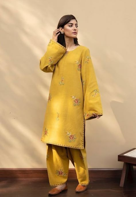 Sonam Bajwa Velvet Suit, Pakastin Suit Design, Pakistani Salwar Designs Pattern, Girlish Suits Designs, Winter Suits Design For Women, Simple Shalwar Kameez, Simple Suit Designs, Week Aesthetic, Jeans Casual Outfit