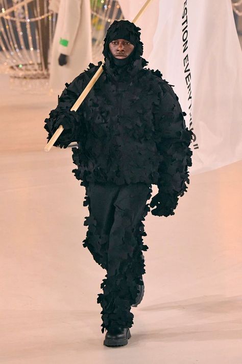 Bloody Osiris walking the runway of the Off-White Fall 2022/2023 show. White Runway, Black Community, Pharrell Williams, Fall 2022, Virgil Abloh, Fashion Line, Model Dress, Celebrity Style, Fashion Forward