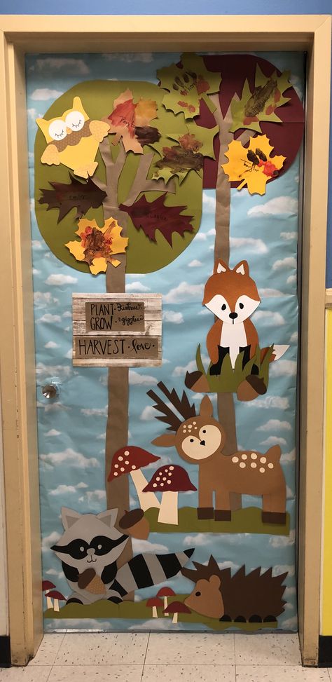 Woodland Display Classroom, Daycare Forest Theme, Kindergarten Forest Theme, Animal Theme Daycare Room, Forest Classroom Door Ideas, Classroom Door Decorations For Fall, Woodland Theme Door Decoration, Fall Themed Classroom Bulletin Boards, Fall Theme Daycare Room