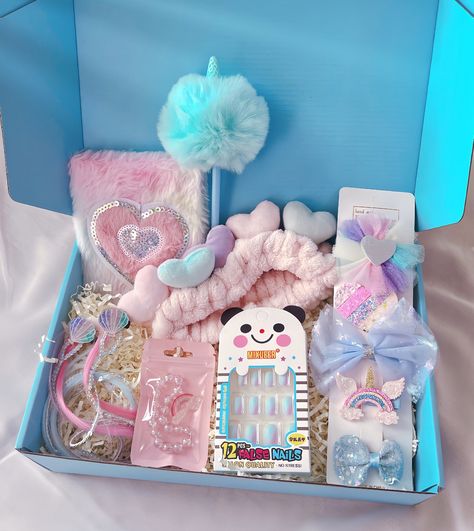 Cute Birthday Baskets, Birthday Gifts Girls, Gift For Kids Girl, Pink Gift Basket, Gift Ideas Kids, Kids Presents, Christmas Presents For Kids, Kids Gift Baskets, Unicorn Mermaid