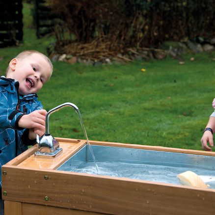 Outdoor Water and Sand Table with Pump Pallet Water Table, Eyfs Outdoor Sand Area, Diy Water Table With Pump, Water And Sand Table, Outdoor Sand And Water Table, Water Table Diy, Big Kid Water Table, Diy Kids Table, Water Tables