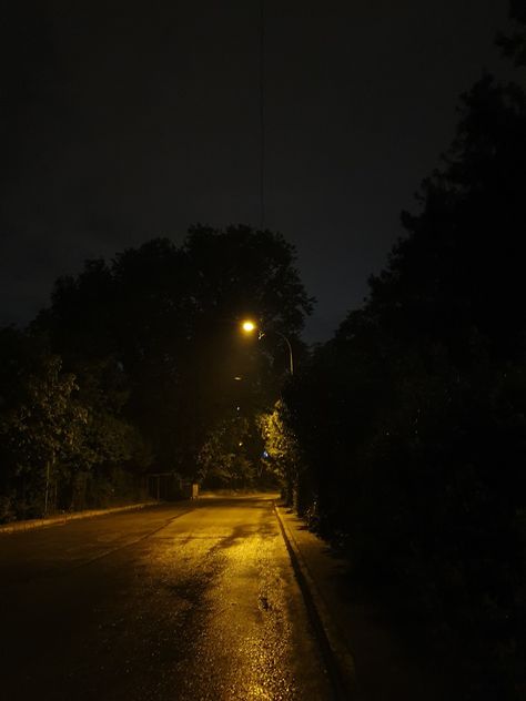 Night Asthetics Photos Wallpaper, Dark Asthetics Photos Wallpaper, Dark Neighborhood, Night Asthetics Photos, Night Walking Aesthetic, Eerie Places, Street At Night, Night Walks, Night Sky Photography