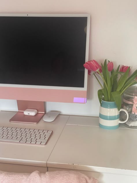 Imac Computer Aesthetic, Pink Mac Computer, Pink Apple Computer, Pink Mac Desktop, Pink Imac Aesthetic, Imac Aesthetic Set Up, Pink Imac Desk Setup, Pink Imac Desktop, Mac Computer Aesthetic