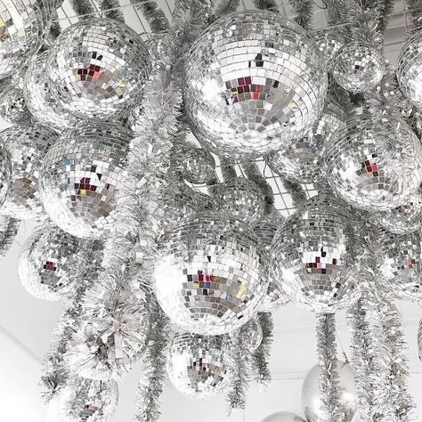 1930s Showgirl, Silver Decorations Party, Balloon Wedding Decor, Disco Balloons, Disco Bachelorette, Balloon Wedding, Wedding Balloon Decorations, Disco Theme, Karaoke Party