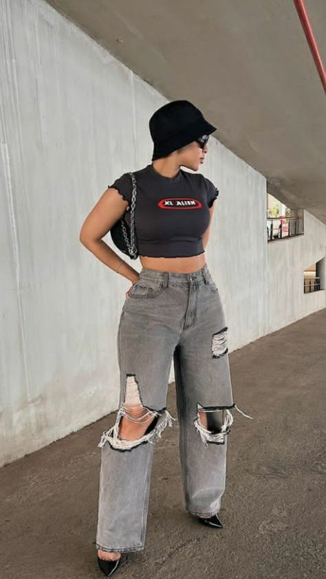 Denim Cargo Pants Outfit Black Women, Accessorizing Outfits, Legs Outfit, Plus Size Baddie Outfits, Causal Outfits, Effortlessly Chic Outfits, Trendy Fashion Outfits, Cute Swag Outfits, Baddie Outfits Casual