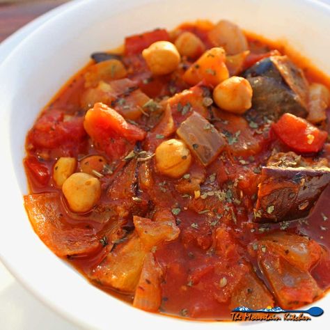 Maghmour is a thick, velvety Lebanese vegetarian eggplant stew with chickpeas, garlic, onions, and tomatoes with a smoky, slightly spicy flavor. The Moussaka of Lebanon! Lebanese Eggplant, Vegetarian Greek Recipes, Eggplant Stew, Vegetarian Dinner Recipes, Calories In Vegetables, Onions And Tomatoes, Moussaka Recipe, Meatless Monday Recipes, Healthy Food Recipes Clean Eating