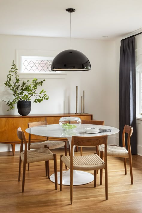 Love the light fixture and mixed materials of wood chairs w/ marble table White Round Dining Table, Dining Room Inspiration, Small Dining, Dining Room Design, Design Case, Room Table, Home Fashion, Round Dining, Round Dining Table