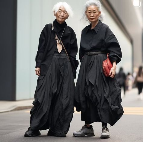 Black Layered Skirt, Japanese Clothing Brands, Japanese Fashion Designers, Techwear Fashion, Lagenlook Style, Advanced Style, Ageless Style, 60 Fashion, Original Fashion