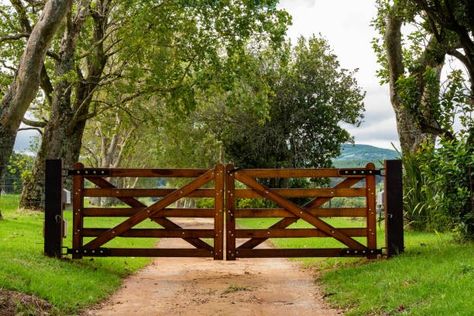 Wooden Farm Gates, Entrance Gate Ideas, Farm Gates Entrance, Farm Gates, Farm Entrance, Wooden Gates Driveway, Ranch Gates, Garden Gate Design, Timber Gates