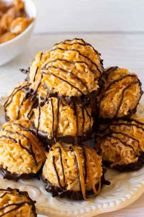 Coconut, caramel, and chocolate, oh my! These are scrumptious little bites of goodness. Easy and fun to make with just a few ingredients. Saturday Baking, Macaroons Coconut, Chocolate Coconut Macaroons, Coconut Macaroons Recipe, Cooking With Coconut Oil, Coconut Caramel, Macaroon Recipes, Mouthwatering Recipes, Coconut Macaroons