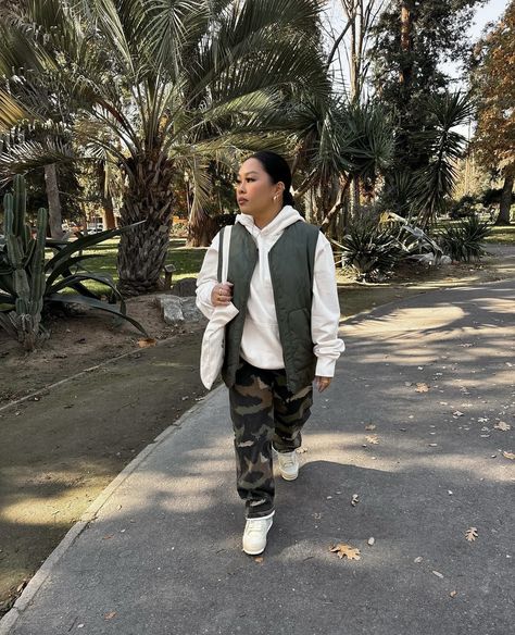 Oversized Camo Shirt Outfit, Camo Jacket Outfits, Camo Jacket Outfits For Women, Outfits For Women Streetwear, Camo Shirt Outfit, White And Green Sneakers, Camo Jacket Outfit, Soft Streetwear Fashion, Camo Outfit