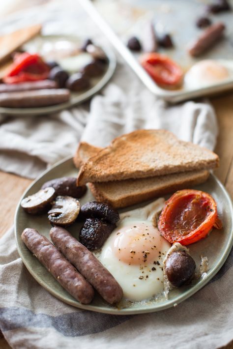 Sheet Pan English Breakfast British Dishes, Sheet Pans, Full English Breakfast, Whole 30 Breakfast, Full Breakfast, Recipe Sheets, Healthy Recipes Easy Snacks, Fried Eggs, English Breakfast