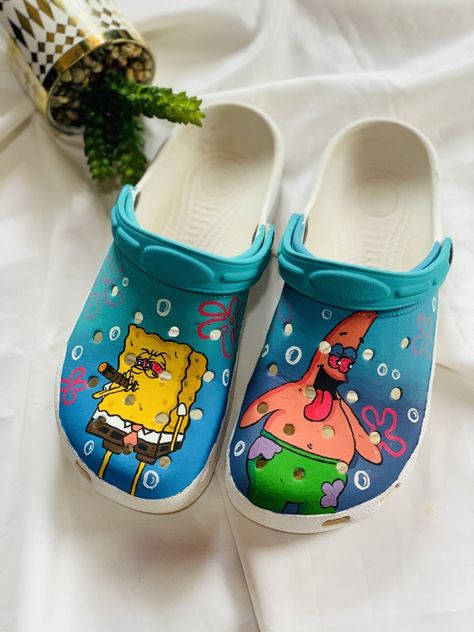 Custom Crocs Paint, Spongebob Painted Shoes, Hand Painted Crocs, Painting On Crocs, Painted Crocs Ideas, Drawing On Crocs, High Spongebob And Patrick, Crocs Drawings, Crocs Painting Ideas