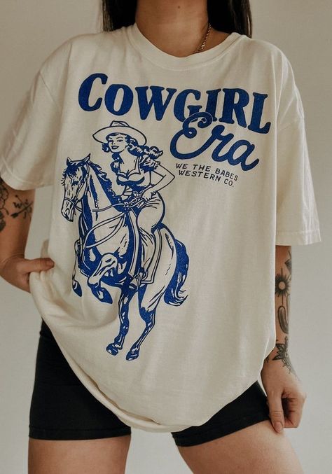 Cowgirl Shirt Ideas, Cowgirl Tshirt, Tshirt Business, Baby Cowboy, Fashion Graphic, Vibe Clothes, White Outfits, Fast Fashion, Dream Dress