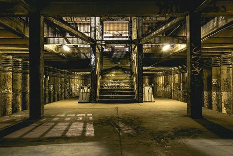 An urban explorer in the United States captured these eerie photographs of an abandoned subway station in Philadelphia, Pennsylvania. Abandoned Subway Station, Abandoned Subway, Derelict Places, Subway Station, Lakefront Homes, Wilderness Survival, Philadelphia Pennsylvania, Abandoned Buildings, Abandoned Houses