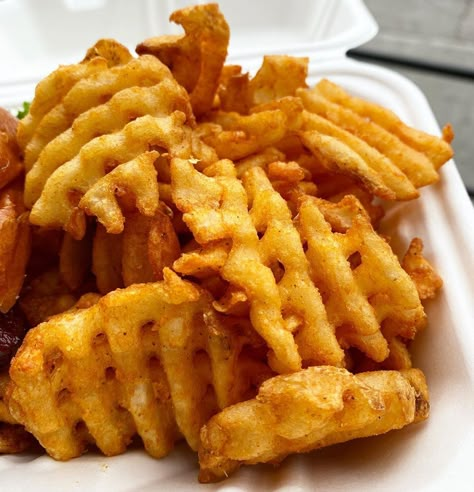 I thought I didn’t like waffle fries till I had this 🍟 that crunch and flavor was amazing... Hot Fries, Waffle Fries, Fav Food, Food Therapy, I Want To Eat, Food Recipe, Yum Yum, Fitness Diet, Aesthetic Food