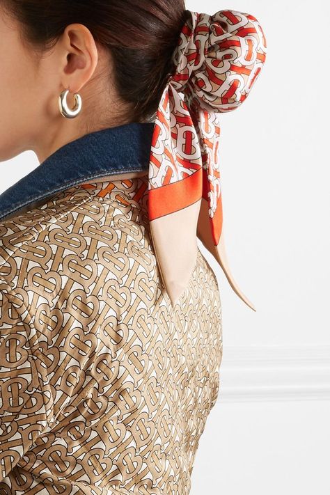 Burberry Printed Mulberry Silk-Twill Hair Tie Peter Saville, Pretty Headbands, Second Day Hairstyles, Hair Scarf Styles, Scarf Style, Mode Boho, Fashion Friends, Bandana Hairstyles, Hair Scarf