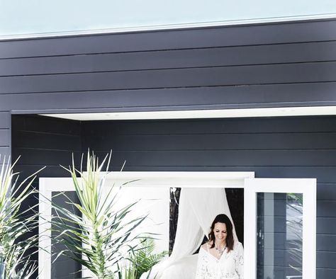 Beach boho: this coastal home nails white-on-white design Exterior Cladding Ideas, Cladding Ideas, Cedar Cladding, House By The Sea, Coastal Bedrooms, Beach House Interior, Exterior Cladding, Beach House Design, Nautical Home