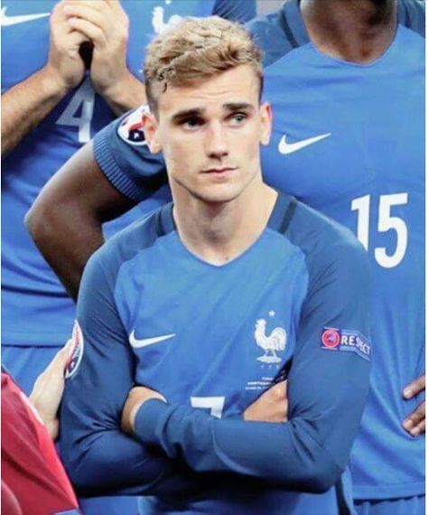 Trop beauuuuuuu!!!!!!❤❤❤❤❤❤ French Soccer Players, Griezmann France, Uefa European Championship, About Football, Football Boyfriend, Soccer Guys, Antoine Griezmann, Camp Nou, Soccer Player