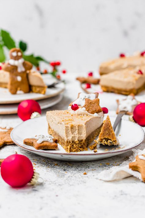 No-Bake Vegan Gingerbread Cheesecake (GF-Option) - Nourishing Amy Vegan Lebkuchen, Homemade Cheesecake Filling, Gingerbread Buttercream, Cheesecake Christmas, Dessert Cheesecake, Gingerbread Cheesecake, Raw Cheesecake, Vegan Buttercream, Cheesecake Vegan