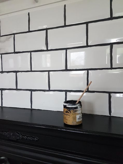 JiggleMaWiggle: Painting grout lines. Painting Tile Grout Lines, How To Paint Grout Lines, Paint Grout Lines, Painting Grout Lines, Paint Grout, Black Grout, Tile Grout, Chalkboard Paint, Bathroom Designs