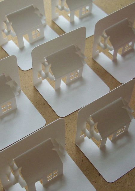 pop-up cards - little houses (Little boxes made of ticky tacky / and they all look just the same) Paper Engineering, Pop Up Art, Paper Pop, Paper City, Pop Up Book, Label Paper, Paper Houses, Kirigami, Pop Up Cards