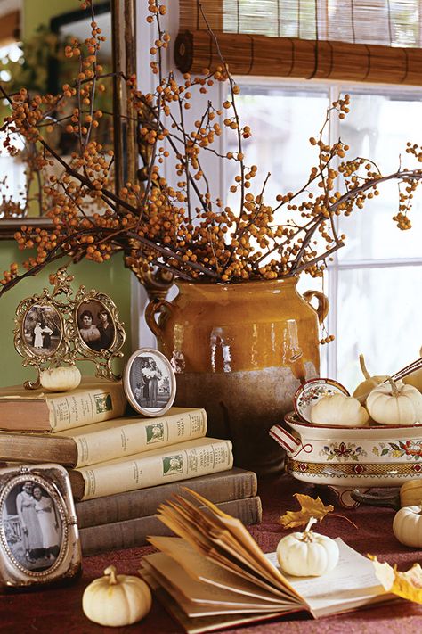 Porche Vintage, Vibeke Design, Fall Vignettes, Interior Vintage, Autumn Decorating, Décor Boho, Vintage Fall, Decoration Inspiration, Decor Guide