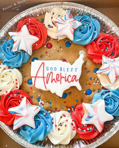 Morgan Arbuckle on Instagram: “It’s pickup day for anyone who purchased a cookie cake from my flash sale on stories! 10-4, you can either come to the door or message/text…” Desserts Fourth Of July, Chocolate Chip Cookie Cake Recipe, Cookies Summer, Sweet Board, Patriotic Cookies, Cookie Cake Designs, Message Text, 4th Of July Cake, Chocolate Chip Cookie Cake