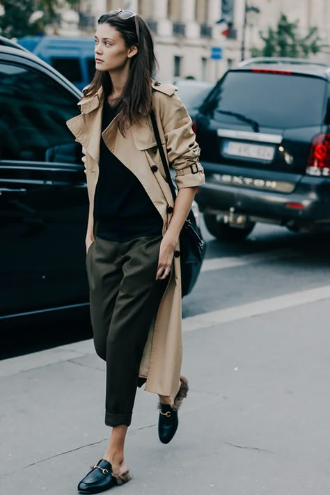 Princetown Gucci, Minimalisticky Chic, Trent Coat, Trenchcoat Outfit, Sukienki Maksi, Burberry Trenchcoat, Models Off Duty Style, Trench Coat Outfit, Burberry Trench Coat