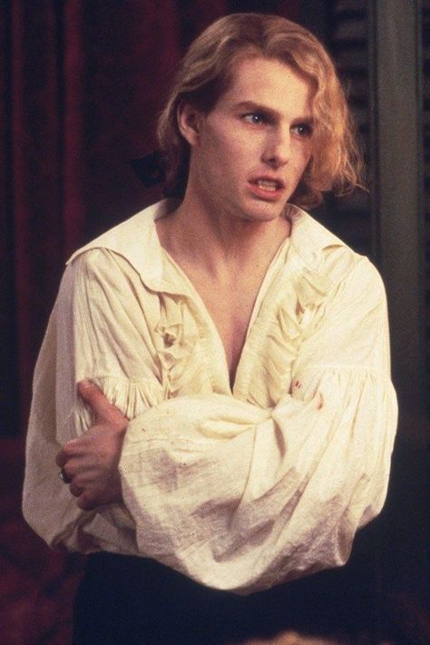 Tom Cruise as Lestat de Lioncourt in Interview with the Vampire: The Vampire Chronicles (1994) Lestat And Louis, Male Vampire, Vampire Facial, Queen Of The Damned, Vampire Stories, The Vampire Chronicles, Vampire Movies, Vampires And Werewolves, Interview With The Vampire