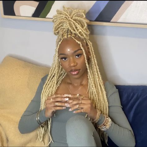 Blond Faux Locs, Blonde Goddess Locs, Blond Locs, Blonde Faux Locs, Blonde Locs, Black Hair Inspiration, Lemonade Braids Hairstyles, Blonde Locks, Short Box Braids Hairstyles