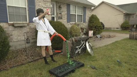 Concerned neighbour calls police over ‘Cousin Eddie’ Christmas display - National | Globalnews.ca Popular Christmas Movies, Christmas Vacation Movie, Vacation Movie, Cousin Eddie, Police Call, Lampoons Christmas, National Lampoons Christmas, National Lampoons Christmas Vacation, Lampoon's Christmas Vacation