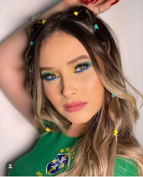 Brazil Eye Makeup, Outfits Carnavaleros, Carnaval Outfit Brazil, Soccer Makeup, Rio Makeup, Brazil Makeup, Brazilian Makeup, Brazil Festival, Carnaval Outfit