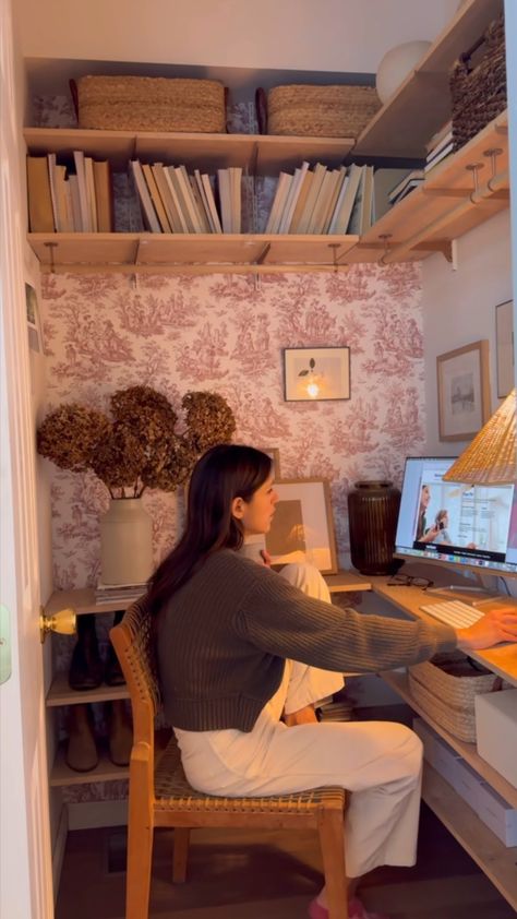 Turn closet into an office Productive Bedroom, Desk Setup Cozy, School Productivity, Simon Fraser University, Bedroom Workspace, Room Decor Tips, Productive Work, Small Home Offices, Cozy Home Office